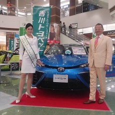 イオンモール綾川にて香川トヨペット車両展示会にお越しのお客様に花の苗木をプレゼント