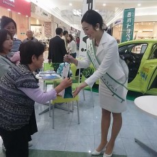 イオンモール綾川にて香川トヨペット車両展示会にお越しのお客様に花の苗木をプレゼント